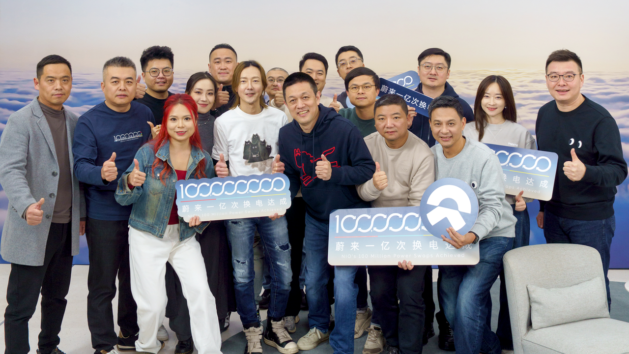 William Li with NIO users and employees at the 100 million battery swaps celebration