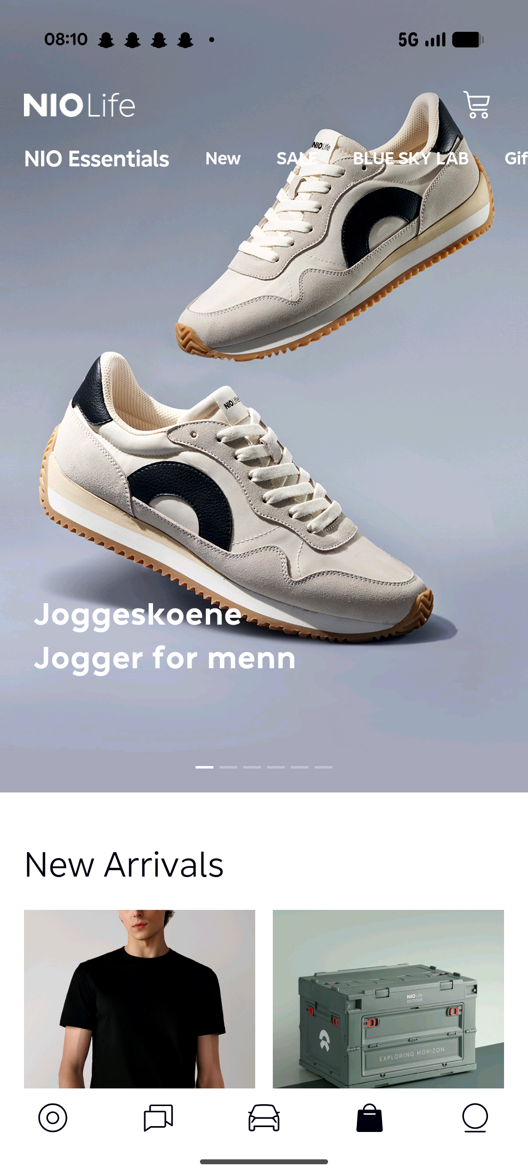 &Oslash;verste bilde: Joggeskoene "Jogger" for menn. Inspirert av 1970-tallets joggesko, gir en retro og avslappet stil. Nederst til venstre: NIO Life T-skjorte i 100 % bomullsmateriale og med NIO logo p&aring; ermer. Nederst til h&oslash;yre: NIO Life OUTDOOR Folding Storage Box. Mer informasjon om produktene finnes i appen.