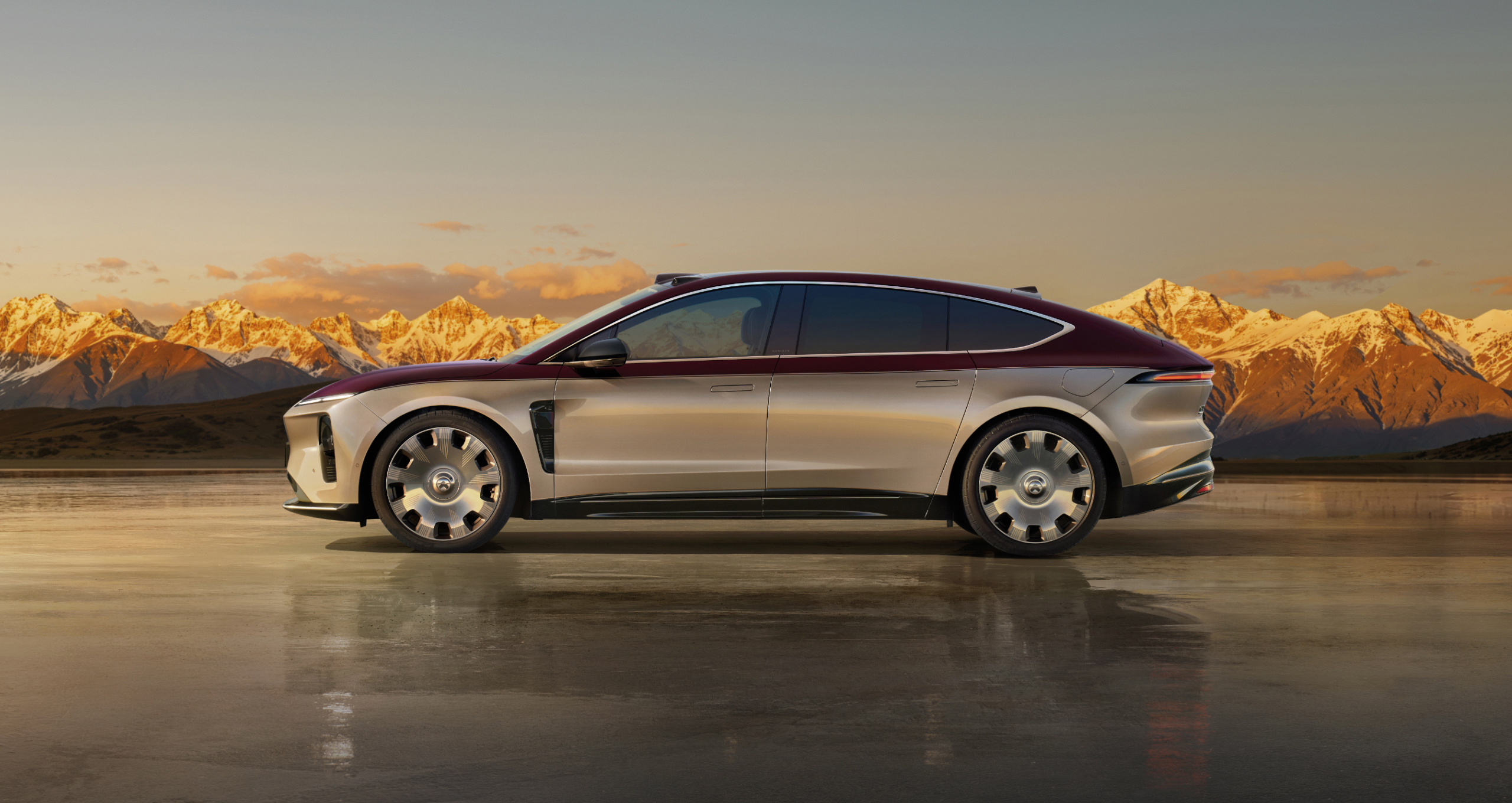 Sunlit Peak_NIO ET9-NIO