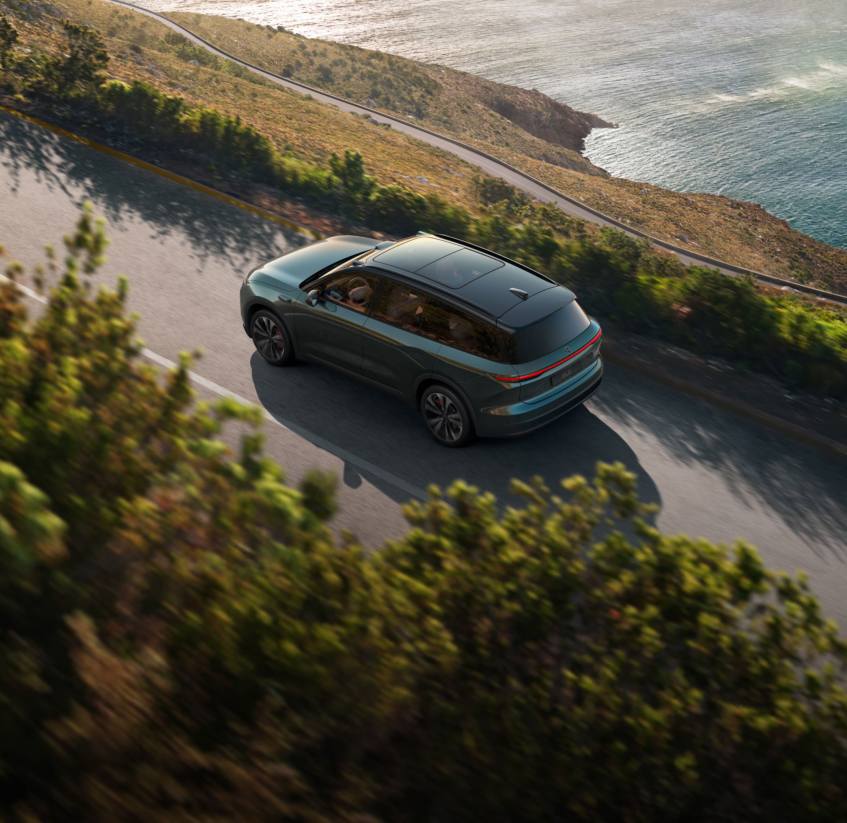 Der NIO EL8 ist mit einem 180-kW-Permanentmagnetmotor an der Vorderachse und einem 300-kW-Induktionsmotor an der Hinterachse ausgestattet – eine perfekte Balance zwischen langer Reichweite und hoher Leistung. Zusätzlich wird der Energieverbrauch des Fahrzeugs optimiert. NIO EL8: eine perfekte Balance zwischen langer Reichweite und hoher Leistung