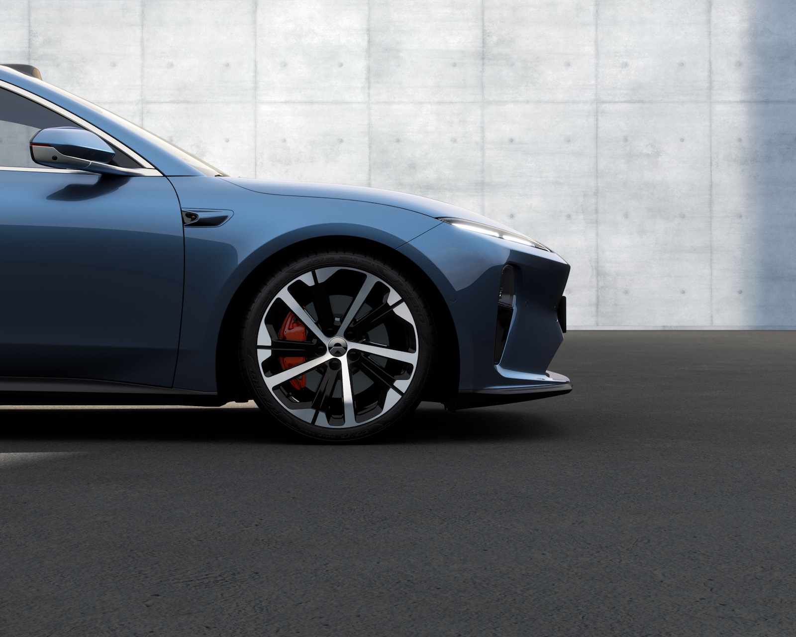Der progressive Spoiler und die Shark Nose verleihen der Frontpartie ein windschnittiges Design und einen sportlichen Look. Der progressive Spoiler und die Shark Nose verleihen der Frontpartie ein windschnittiges Design und einen sportlichen Look.