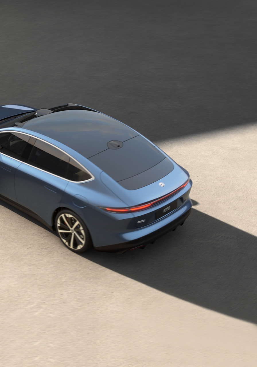 Die stromlinienförmige Dachlinie verbindet sich mit den markanten Kotflügeln zu einem auffälligen Ducktail Spoiler. Die stromlinienförmige Dachlinie verbindet sich mit den markanten Kotflügeln zu einem auffälligen Ducktail Spoiler.
