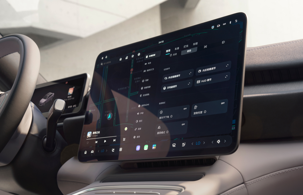 15.6" AMOLED Center Display 15.6" AMOLED Center Display
